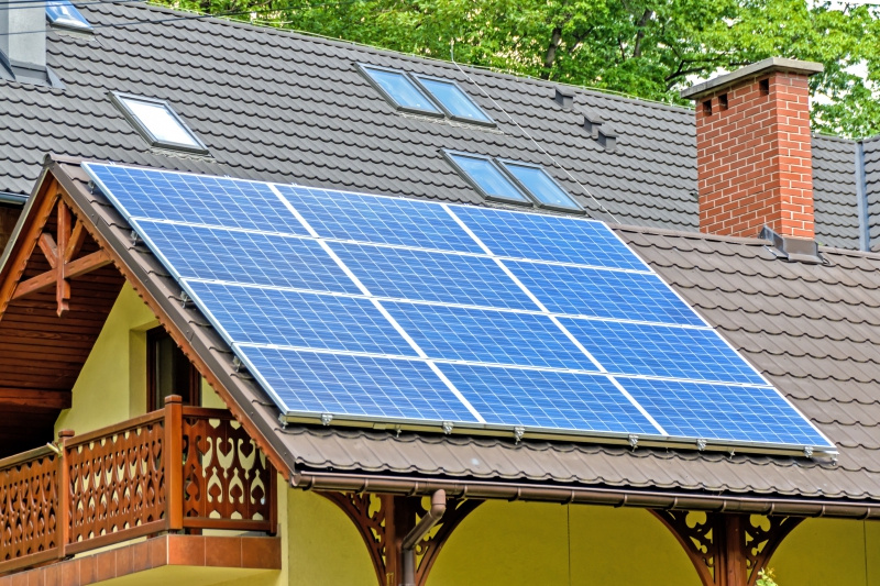 chauffagiste-SIGNES-min_solar-panels-1477987